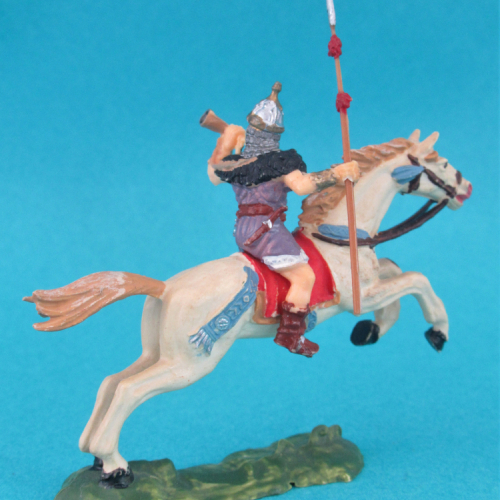 8755 4  Hun avec lance, sonnant du cor sur cheval 4 (III a).